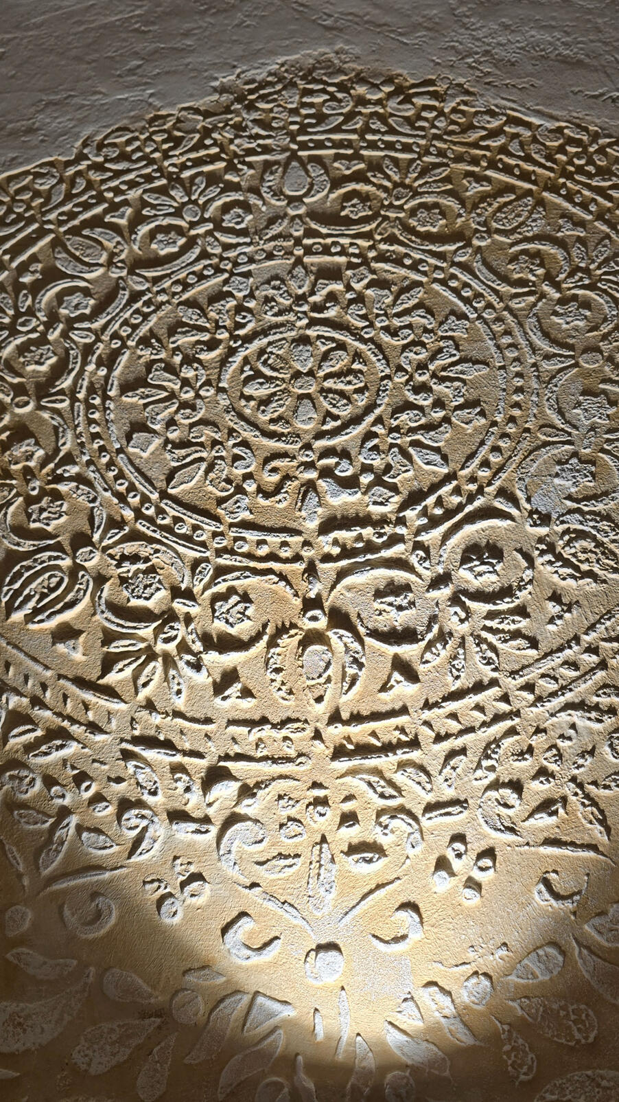 Untitled Strukturwand mit Ornamentrelief und Patinaeffekt